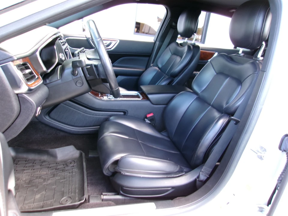 2018 Lincoln Continental 10th Gen - Image 17 of 20