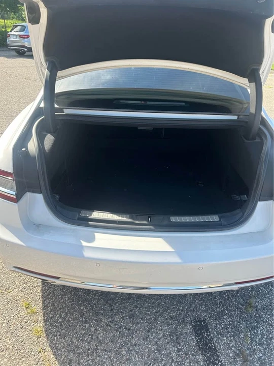 2018 Lincoln Continental 10th Gen - Image 8 of 13