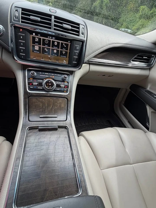 2018 Lincoln Continental 10th Gen - Image 11 of 12