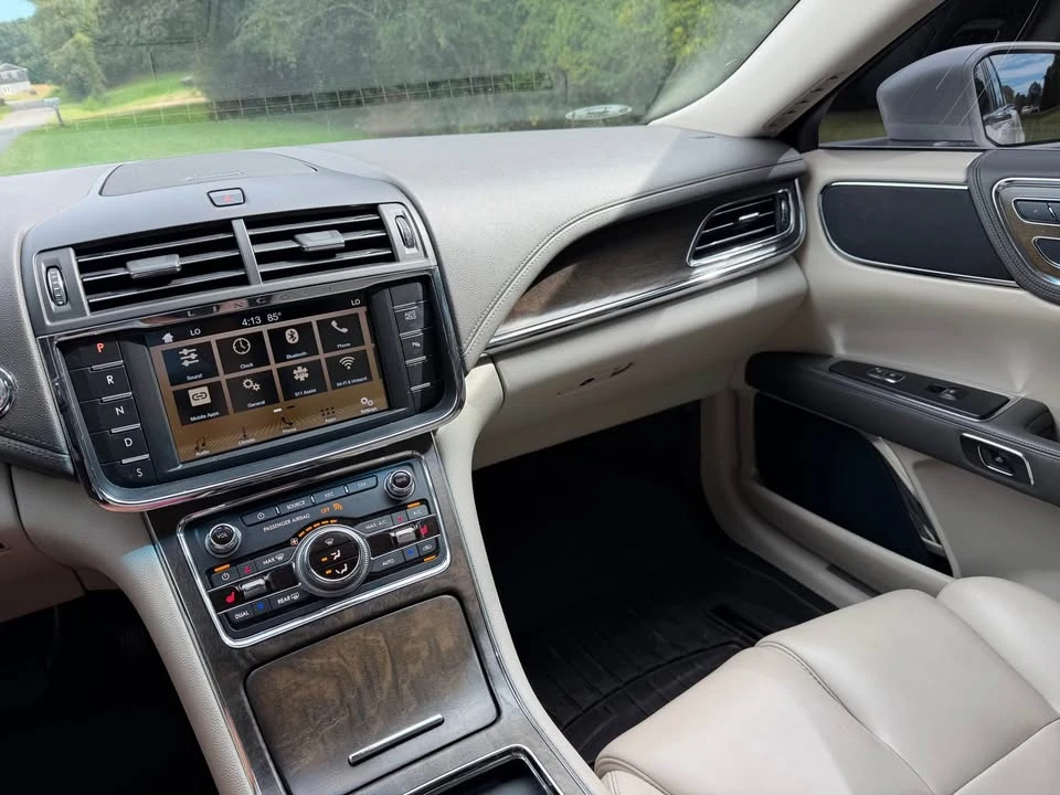 2018 Lincoln Continental 10th Gen - Image 8 of 12