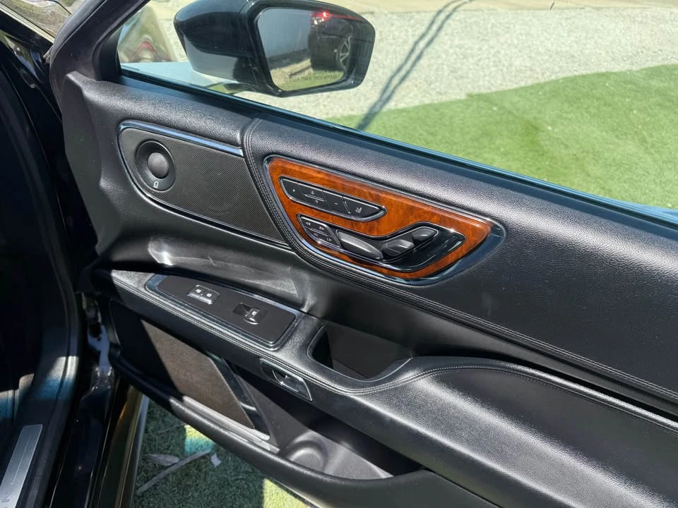 2018 Lincoln Continental 10th Gen - Image 12 of 13