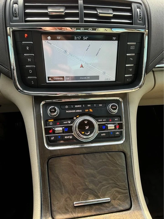 2018 Lincoln Continental 10th Gen - Image 13 of 14