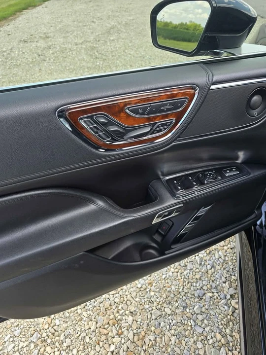 2018 Lincoln Continental 10th Gen - Image 4 of 13