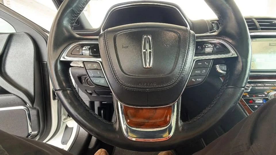 2018 Lincoln Continental 10th Gen - Image 17 of 19