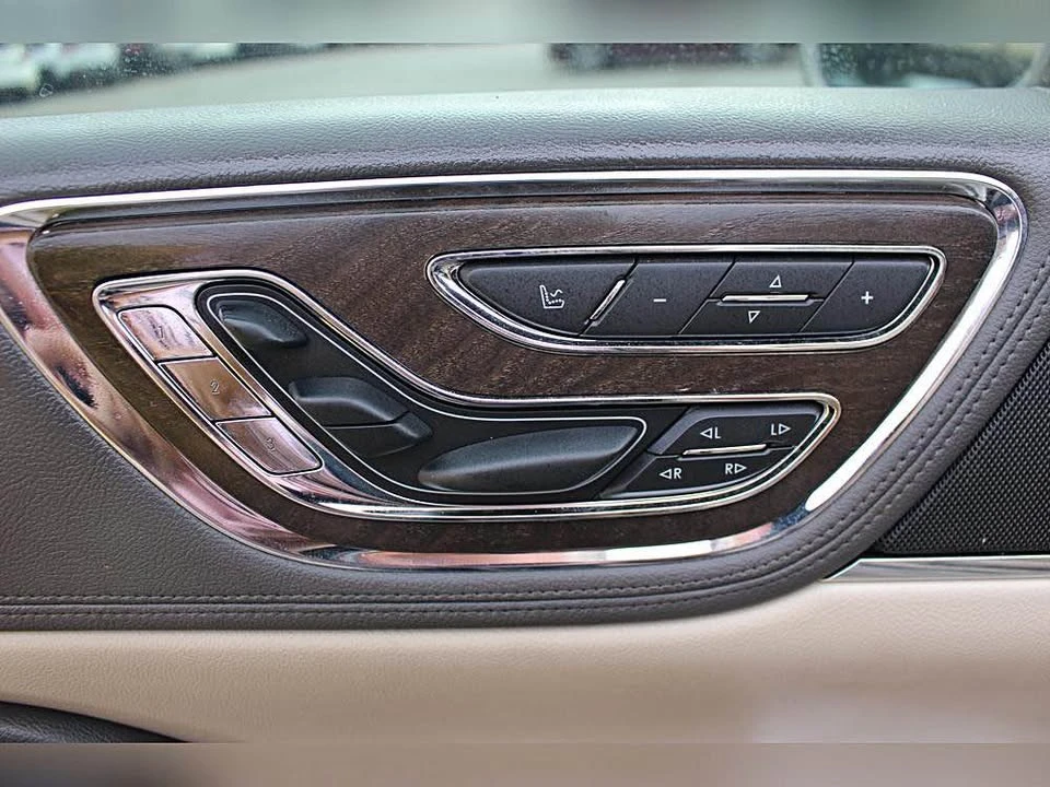 2018 Lincoln Continental 10th Gen - Image 18 of 20