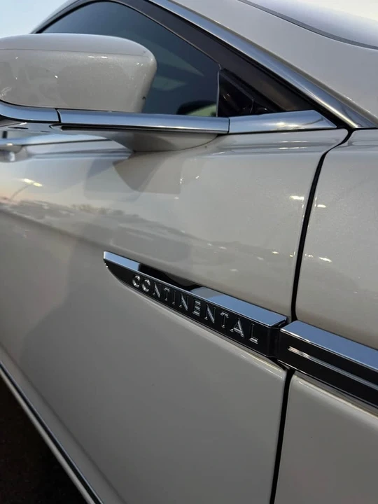2018 Lincoln Continental 10th Gen - Image 4 of 10