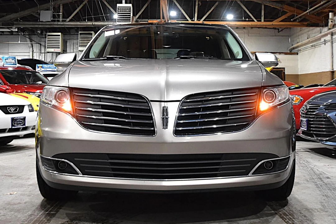 2018 Lincoln MKT - Image 2 of 31