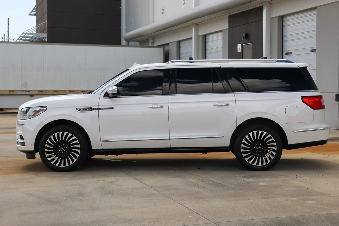 2018 Lincoln Navigator 4th Gen - Image 3 of 12
