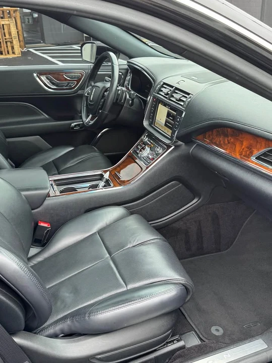 2018 Lincoln Continental 10th Gen - Image 16 of 17