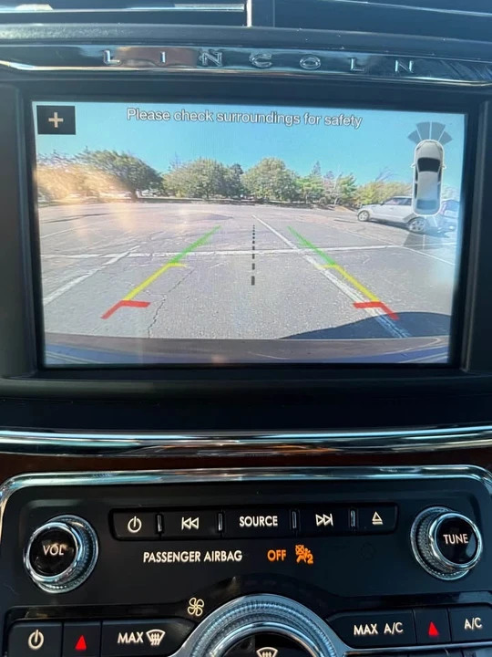 2018 Lincoln Continental 10th Gen - Image 9 of 15