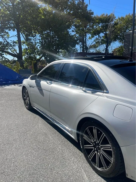 2018 Lincoln Continental 10th Gen - Image 4 of 17
