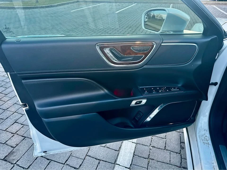 2018 Lincoln Continental 10th Gen - Image 11 of 17