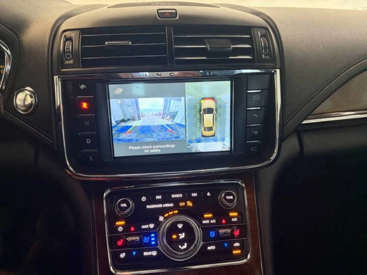 2018 Lincoln Continental 10th Gen - Image 14 of 18