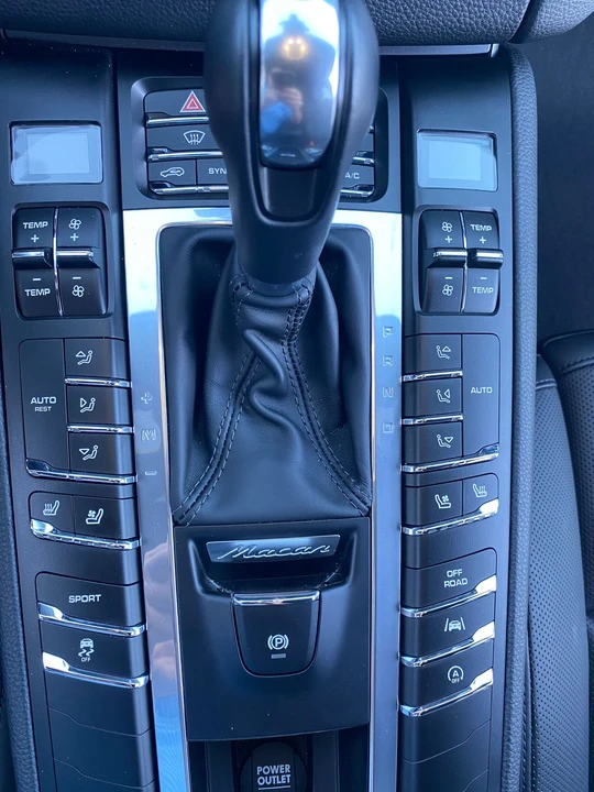2018 Porsche Macan S - Image 17 of 24