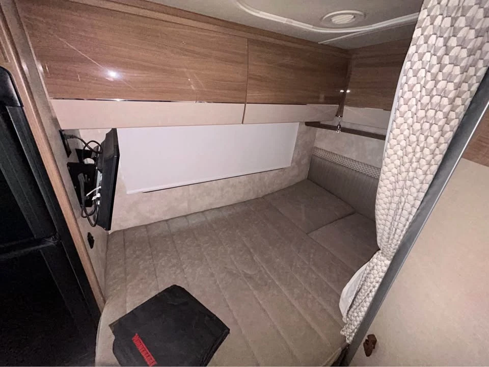 2018 Winnebago - Image 9 of 18