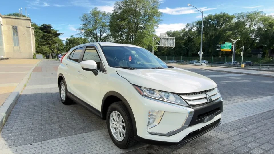 2018 Mitsubishi Eclipse Cross - Image 2 of 15