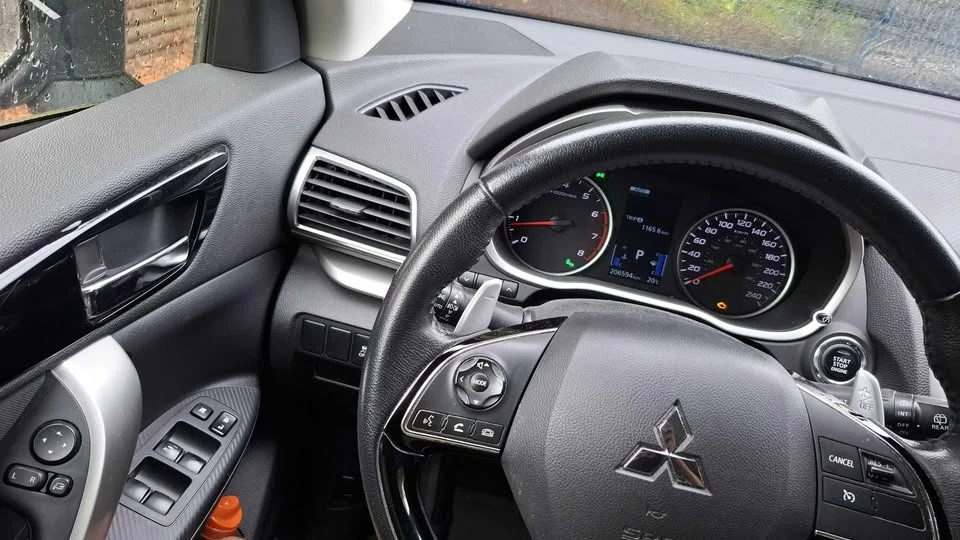 2018 Mitsubishi Eclipse Cross - Image 2 of 15