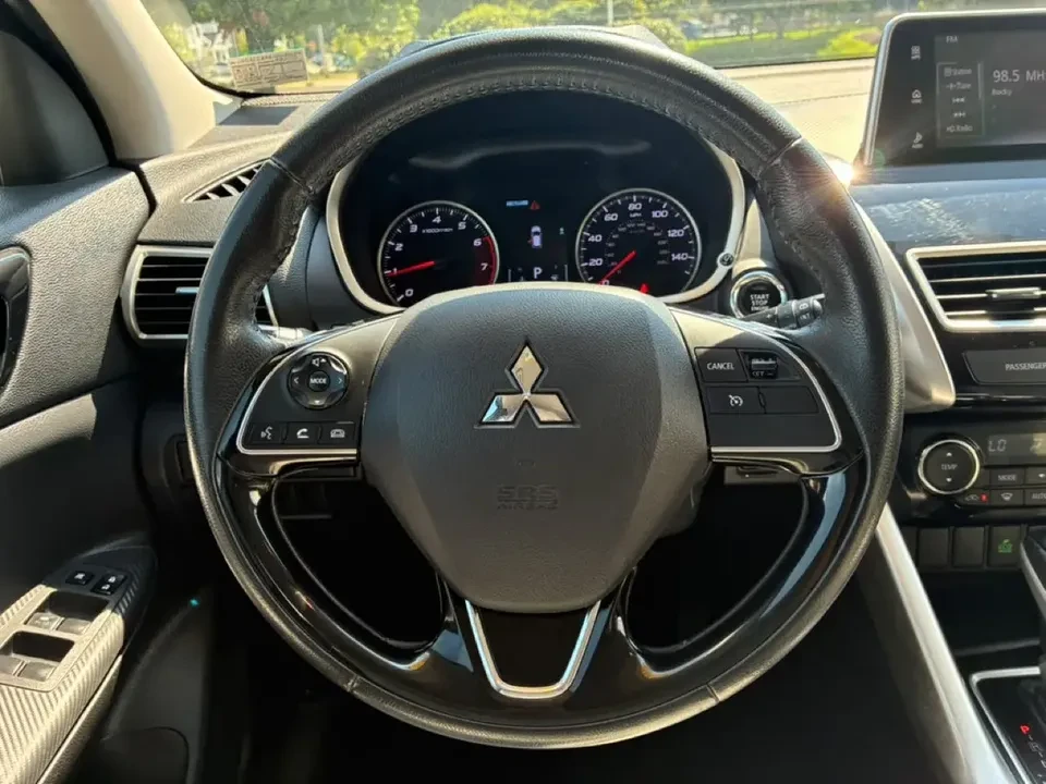 2018 Mitsubishi Eclipse Cross - Image 8 of 15
