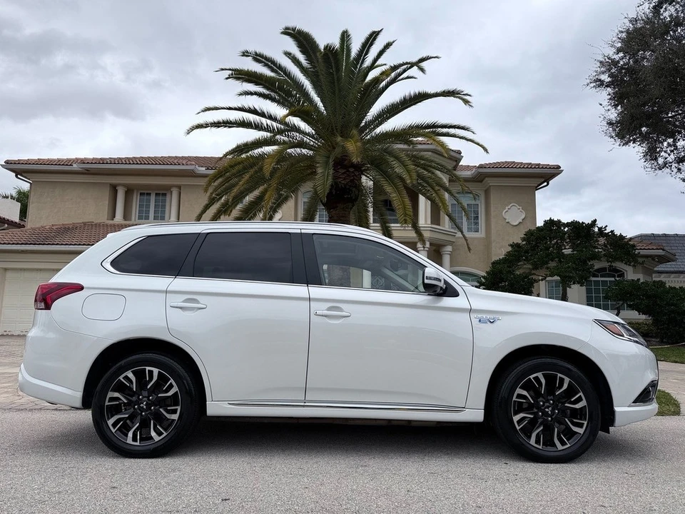 2018 Mitsubishi Outlander - Image 2 of 21