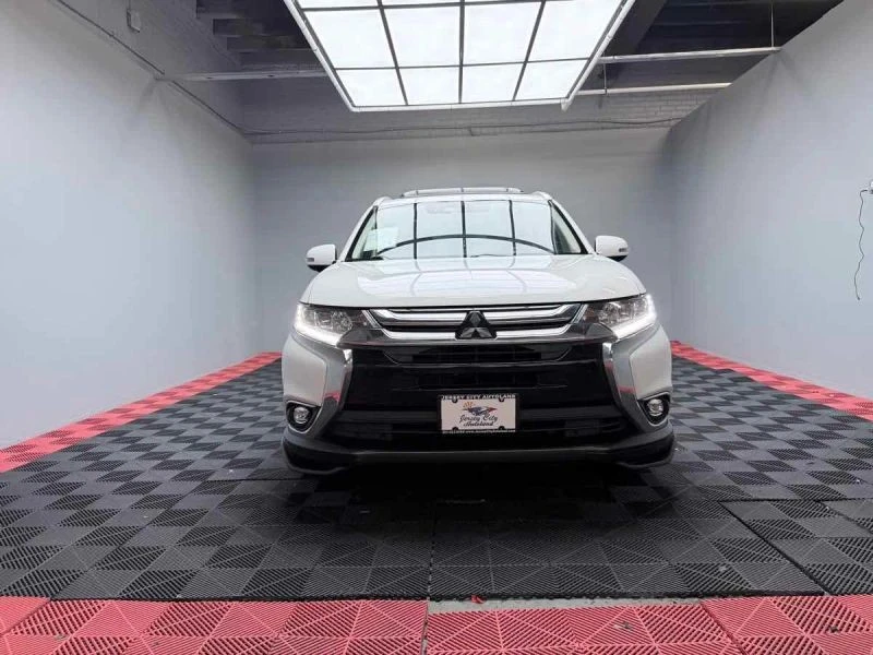 2018 Mitsubishi Outlander - Image 2 of 12