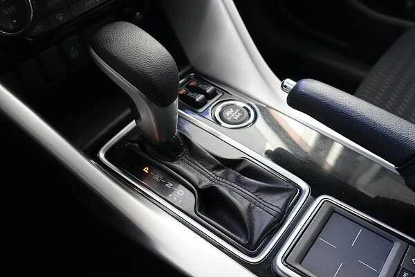 2018 Mitsubishi Eclipse Cross - Image 15 of 20