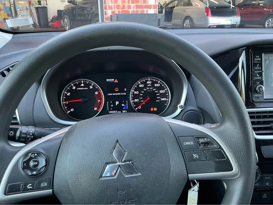 2018 Mitsubishi Eclipse Cross - Image 6 of 9