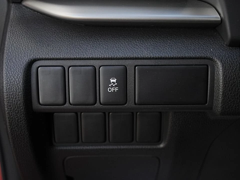 2018 Mitsubishi Eclipse Cross - Image 16 of 19