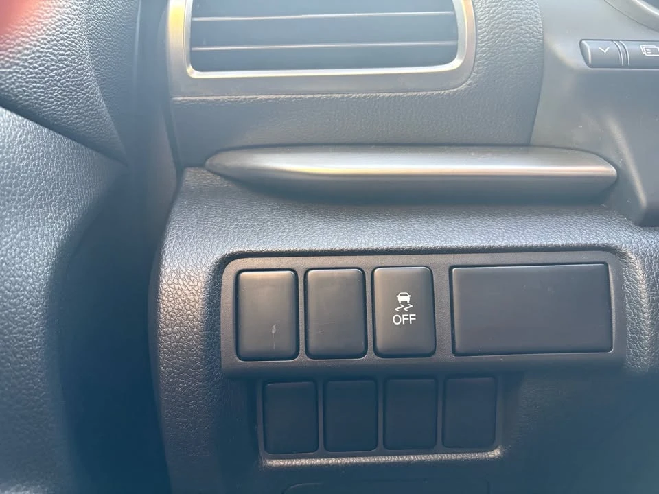 2018 Mitsubishi Eclipse Cross - Image 15 of 19