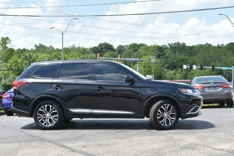 2018 Mitsubishi Outlander - Image 2 of 19