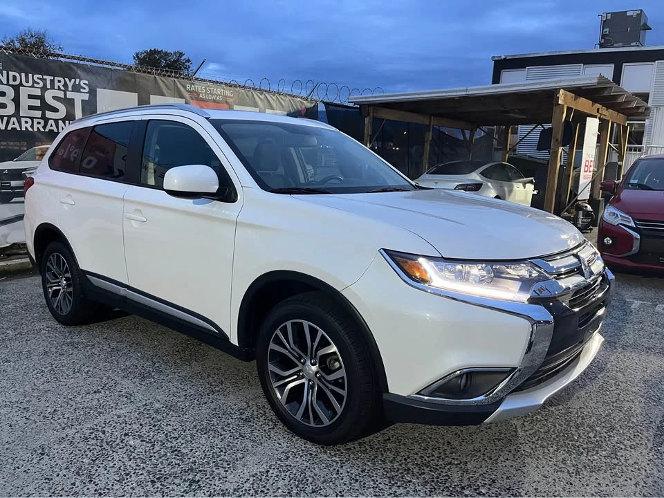 2018 Mitsubishi Outlander - Image 9 of 16