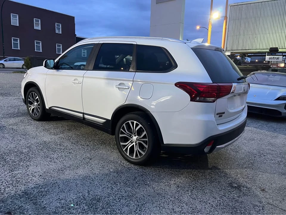 2018 Mitsubishi Outlander - Image 4 of 16