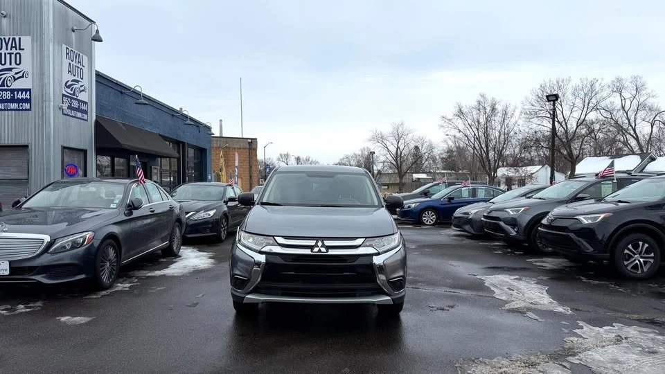 2018 Mitsubishi Outlander - Image 2 of 20