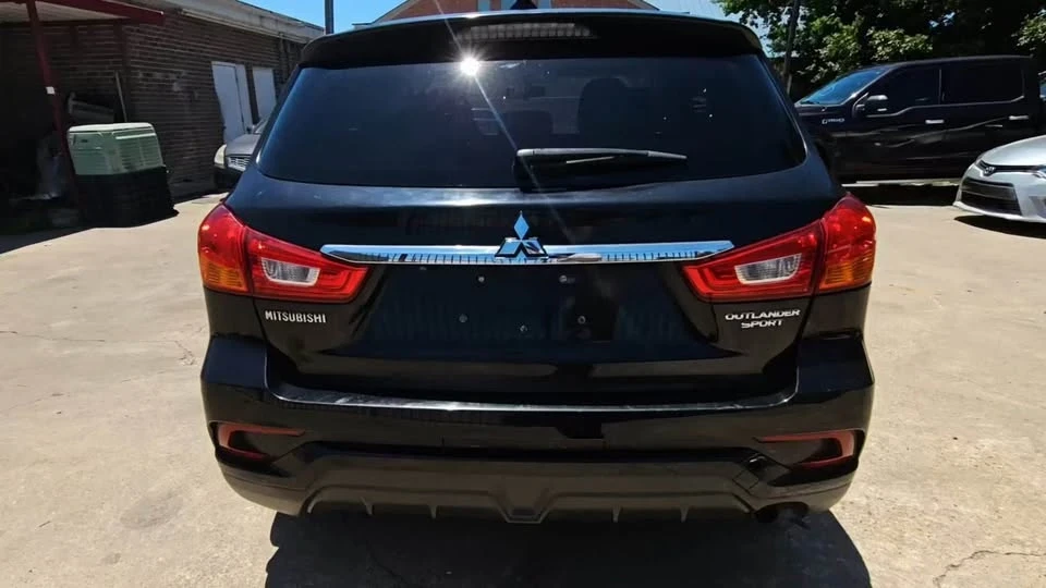 2018 Mitsubishi Outlander - Image 2 of 9