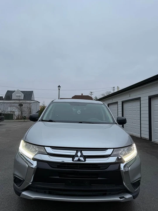 2018 Mitsubishi Outlander - Image 2 of 16