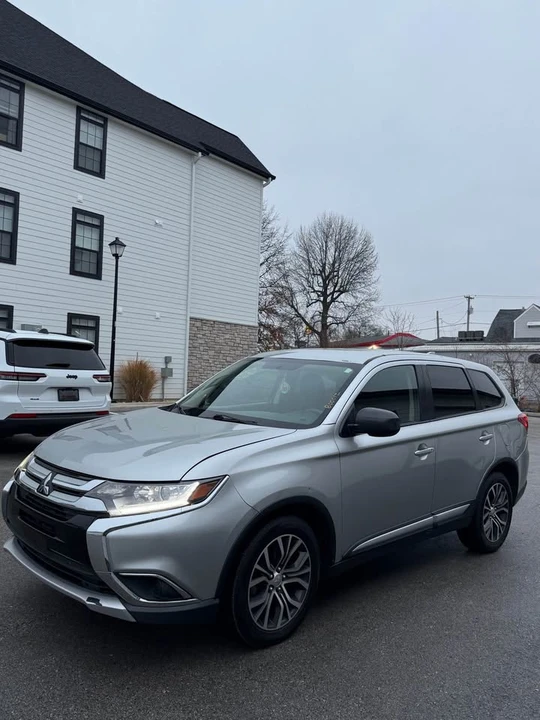 2018 Mitsubishi Outlander - Image 9 of 16