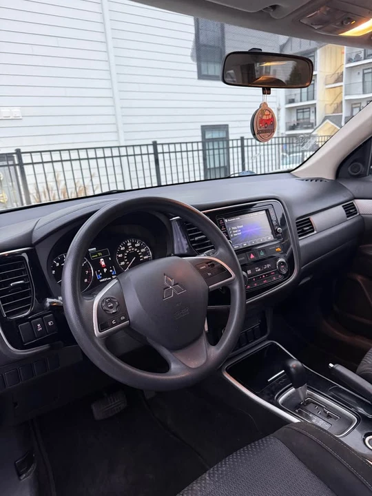 2018 Mitsubishi Outlander - Image 3 of 16