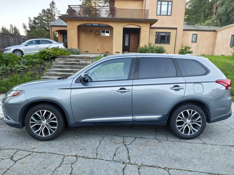 2018 Mitsubishi Outlander - Image 2 of 4
