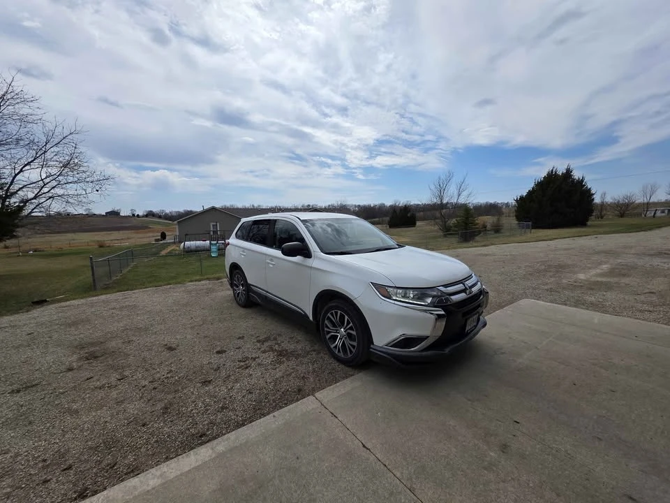 2018 Mitsubishi Outlander - Image 2 of 9
