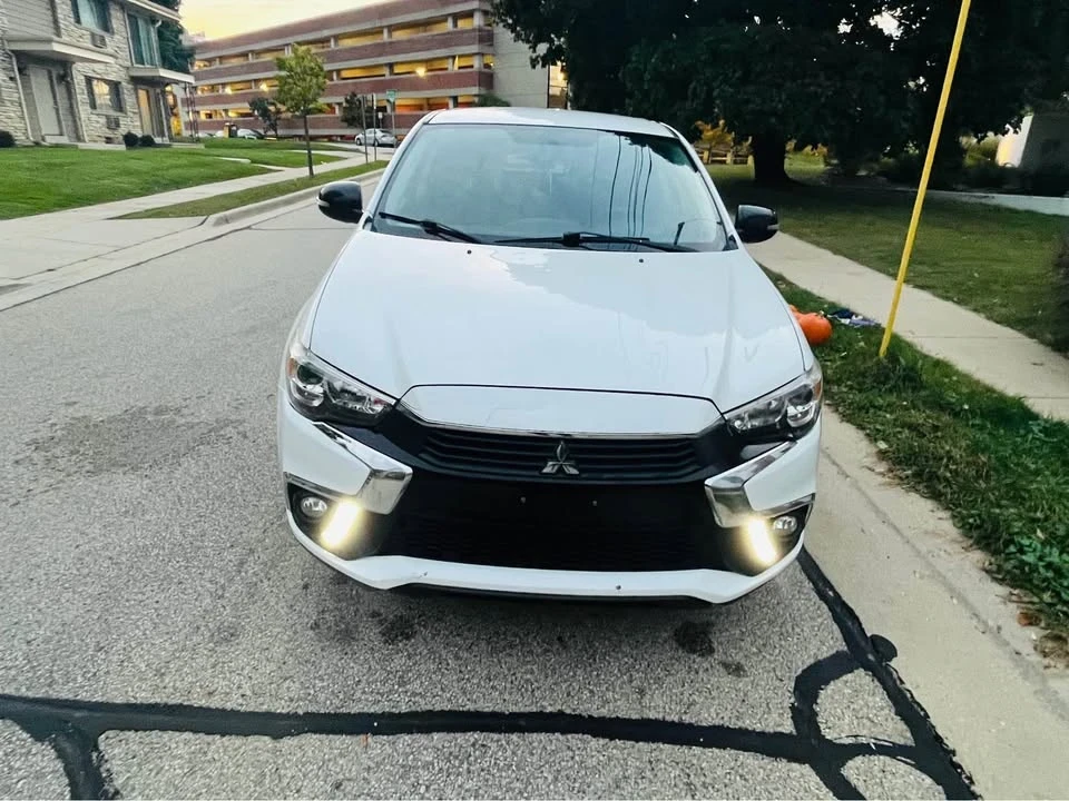 2018 Mitsubishi Outlander - Image 2 of 11