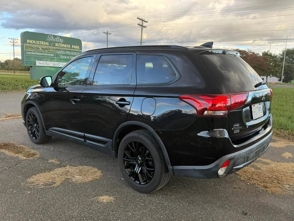 2018 Mitsubishi Outlander - Image 2 of 11