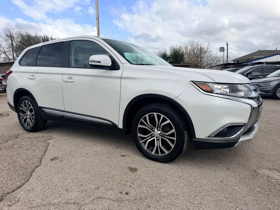 2018 Mitsubishi Outlander - Image 2 of 8
