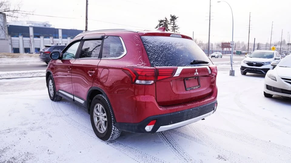 2018 Mitsubishi Outlander - Image 2 of 12