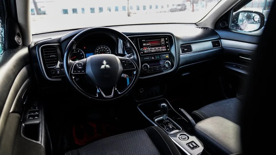 2018 Mitsubishi Outlander - Image 3 of 12