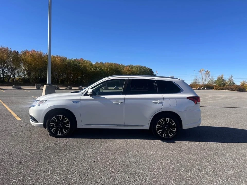 2018 Mitsubishi Outlander - Image 2 of 19