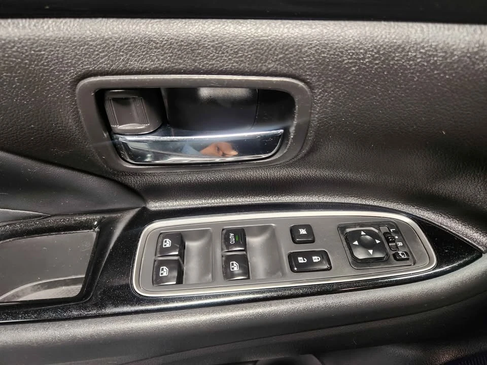 2018 Mitsubishi Outlander - Image 11 of 20