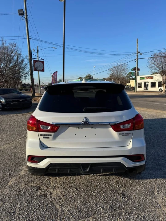 2018 Mitsubishi Outlander - Image 2 of 14