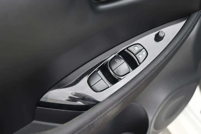 2018 Nissan Leaf - Image 15 of 21
