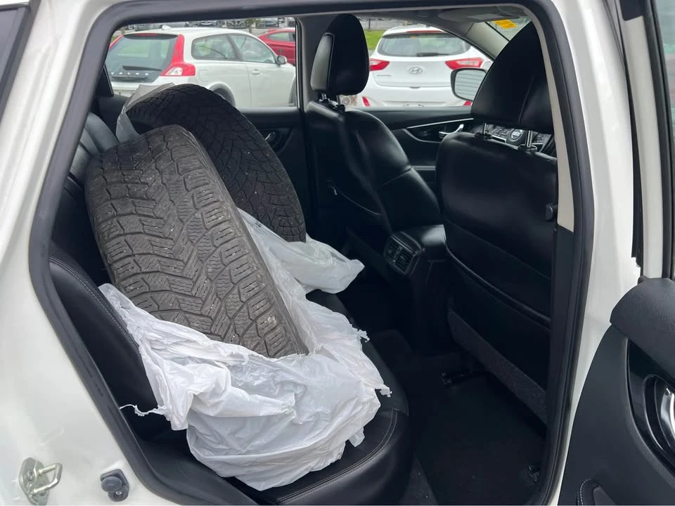 2018 Nissan - Image 13 of 18