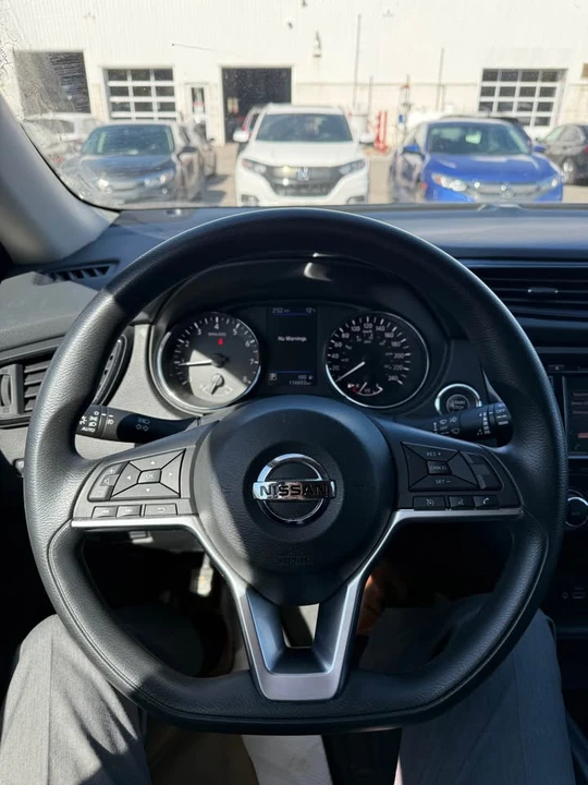 2018 Nissan Rogue - Image 11 of 14