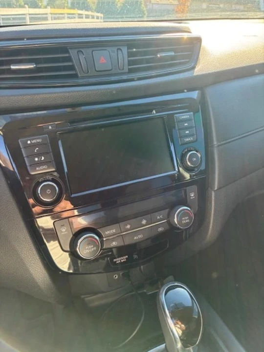 2018 Nissan Rogue - Image 15 of 19